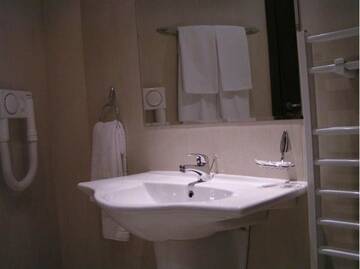 Фото номера Двухместный номер с 2 отдельными кроватями Отель Dafovska Hotel г. Пампорово 9