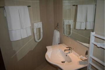 Фото номера Двухместный номер с 2 отдельными кроватями Отель Dafovska Hotel г. Пампорово 5