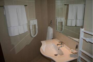 Фото номера Двухместный номер с 2 отдельными кроватями Отель Dafovska Hotel г. Пампорово 8